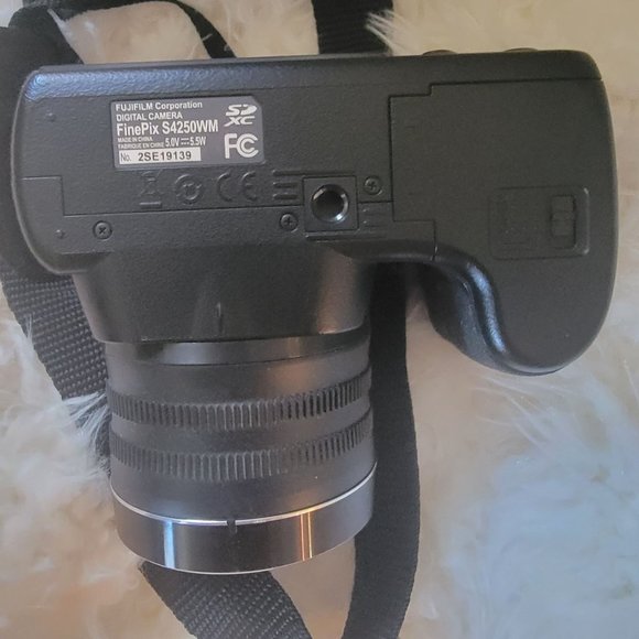 Fujifilm FINEPIX S4250WM S-Series 24X Digital Camera - Picture 6 of 7